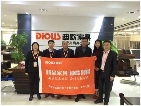 麻豆精品乱码一二三区别蜜臀在线代表与鹿鼎国际专卖店负责人合影