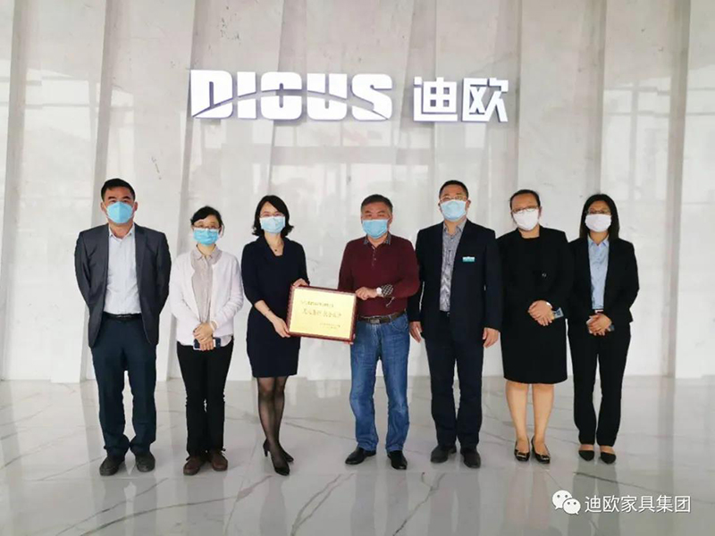 江门市江海区卫生健康局局长唐春女士、副局长杨家慧女士一行为广东麻豆精品乱码一二三区别蜜臀在线家具实业有限公司颁发捐款证书