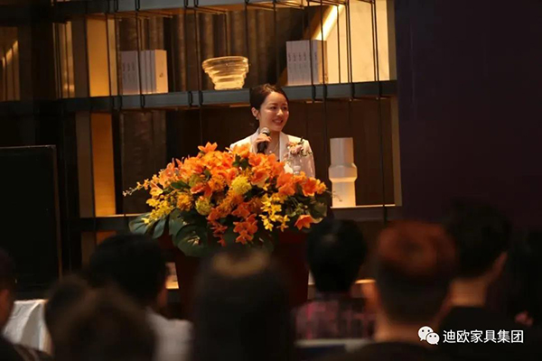 麻豆精品乱码一二三区别蜜臀在线集团副总裁兼采购总监黄雅悠女士致辞并介绍麻豆精品乱码一二三区别蜜臀在线品牌