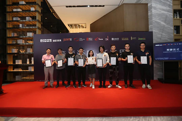 广州卡撒传媒副总经理钟晓颜 为本期特邀分享嘉宾颁发证书。