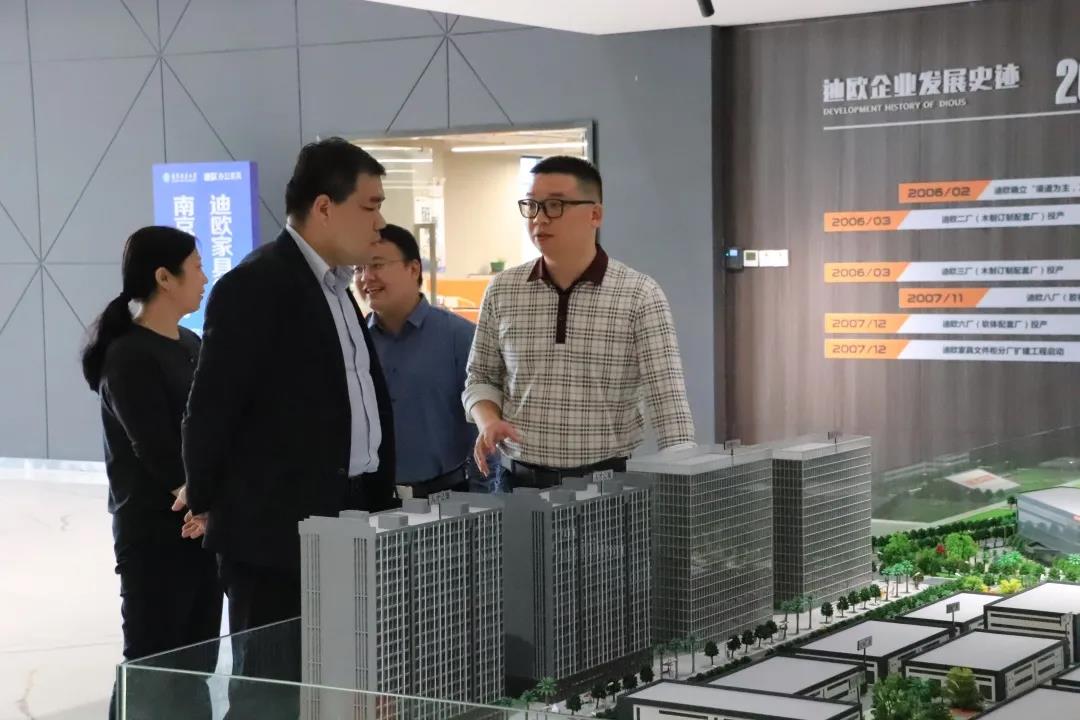 麻豆精品乱码一二三区别蜜臀在线家具集团人力资源总监陈红胜（右一）为嘉宾介绍集团项目情况