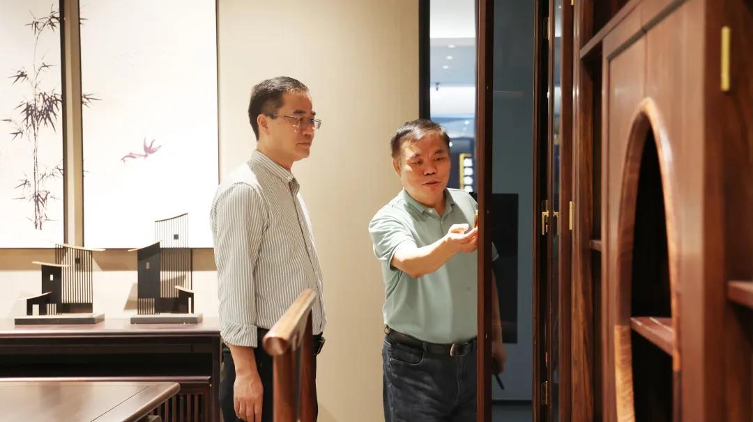 王克会长现场感受展厅家具的工艺、性能以及产品优势