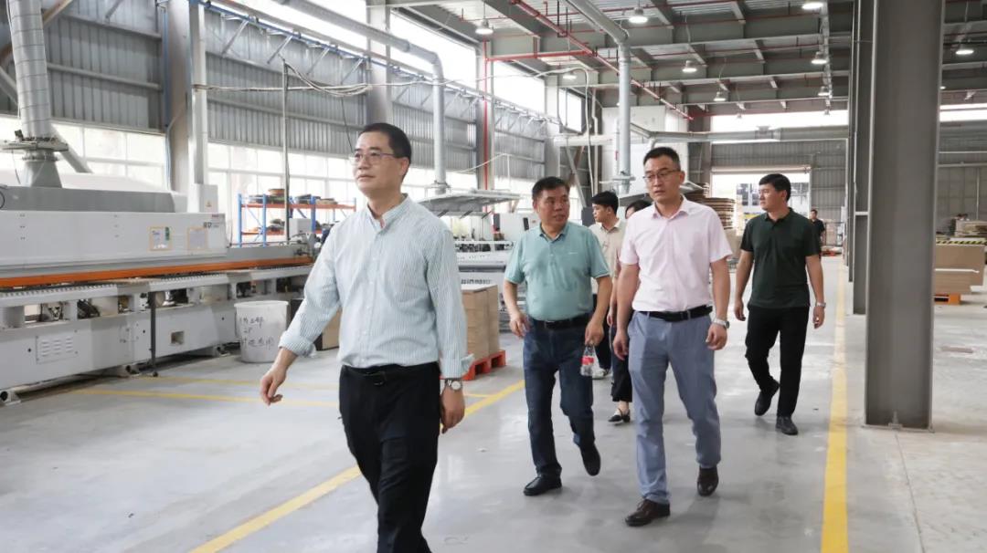 在睦洲工业园生产车间内，王克会长近距离感受现代化的生产管理体系