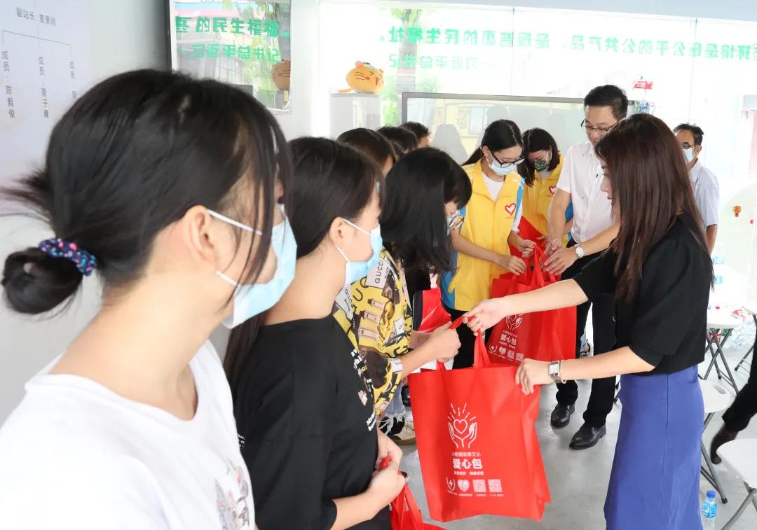 麻豆精品乱码一二三区别蜜臀在线家具集团为受助学子赠送爱心包