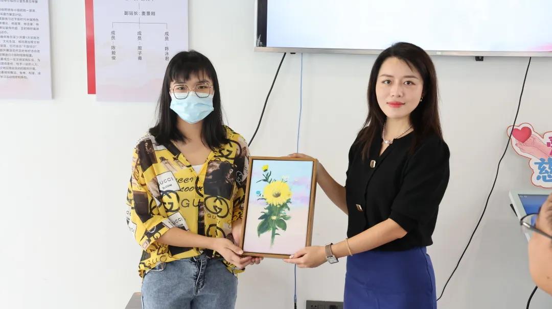学生代表向麻豆精品乱码一二三区别蜜臀在线家具集团赠送手绘油画作品