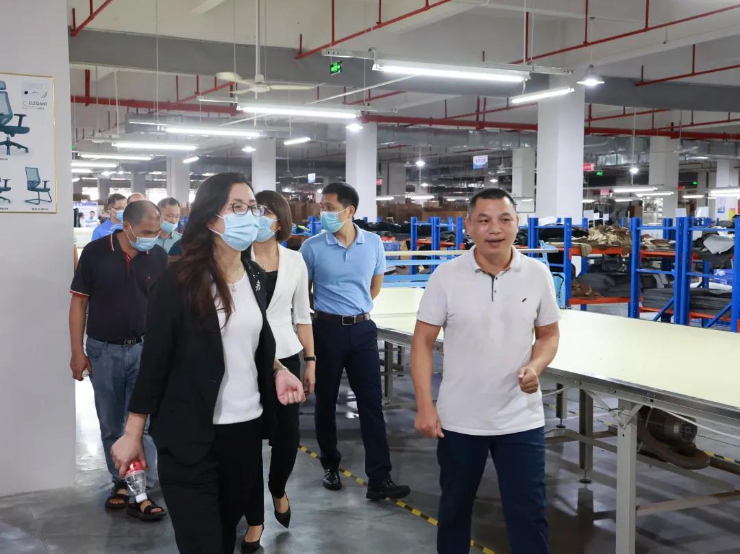 调研组走进软体生产车间，了解麻豆精品乱码一二三区别蜜臀在线家具集团生产情况
