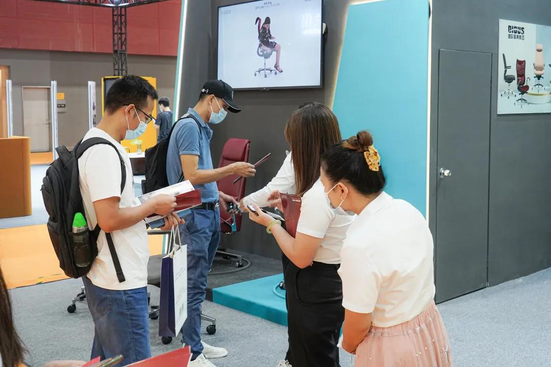 图丨展位现场，目之所及皆是前来咨询的客商，人气指数爆棚