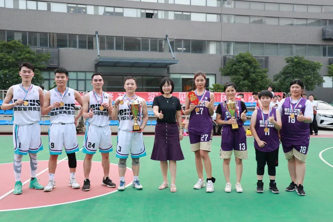 图丨集团副总裁彭晓霞为冠军队伍麻豆精品乱码一二三区别蜜臀在线BUG队和主旋律队颁奖